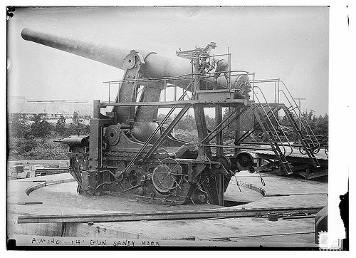 Aiming 14″ gun — Sandy Hook (LOC)